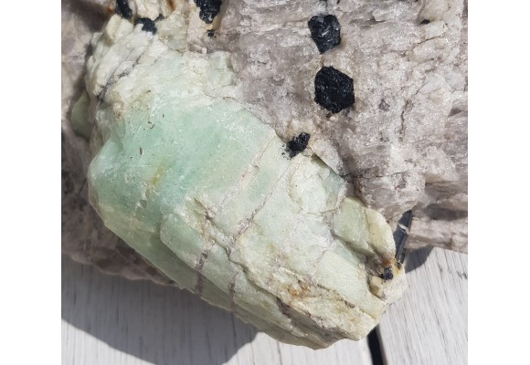 Masywny, duży kryształ berylu z Piławy Górnej