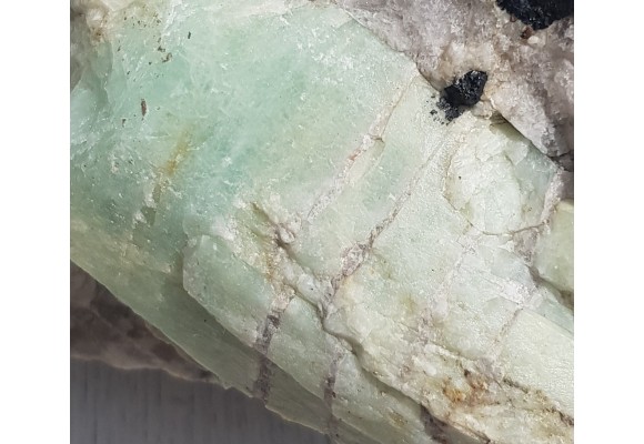 Masywny, duży kryształ berylu z Piławy Górnej