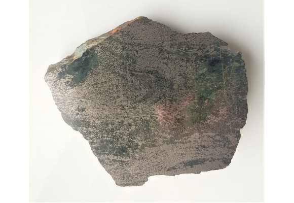 Zafałdowana ruda pirotynowa w skale amfibolowej z Kowar