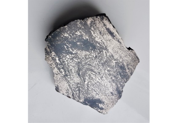 Zafałdowana ruda pirotynowa w skale amfibolowej z Kowar