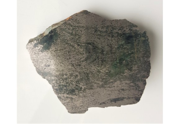 Zafałdowana ruda pirotynowa w skale amfibolowej z Kowar