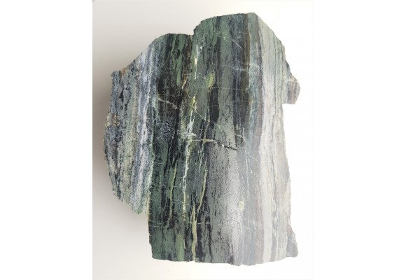 Laminowana skała magnetytowo-serpentynowa z Kowar