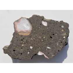 Agat z Lubiechowej w skale macierzystej