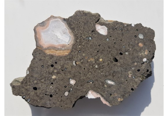 Agat z Lubiechowej w skale macierzystej