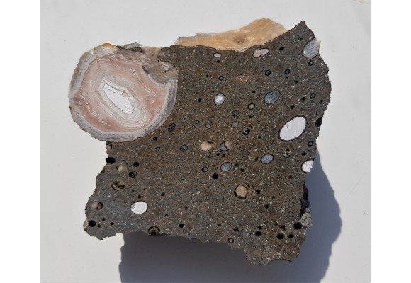 Agat z Lubiechowej w skale macierzystej