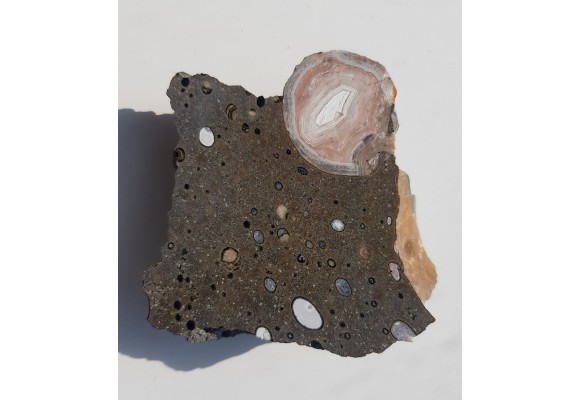 Agat z Lubiechowej w skale macierzystej