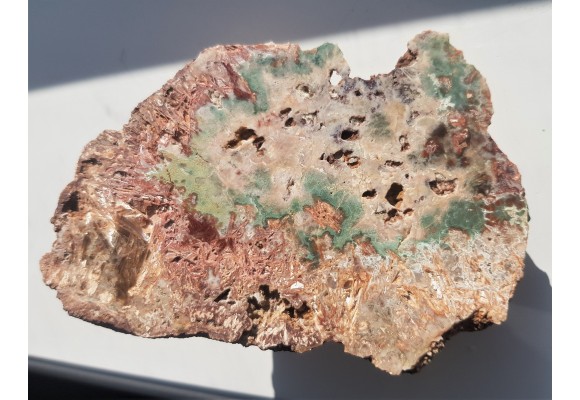 Geoda kwarcowa z pseudomorfozami i zieloną strefą z Sokołowca