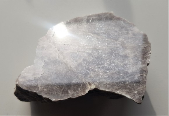 Duży okaz rzadkiego piroksenu litowego - spodumenu