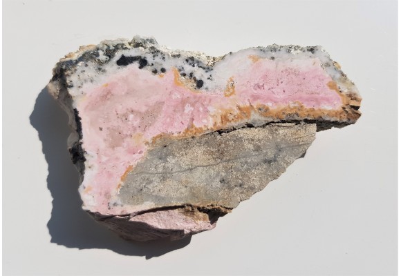 Polerowany okaz rodochrozytu z Cavnica