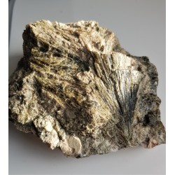 Wielki zrost kryształów epidotu z masywu strzegomskiego