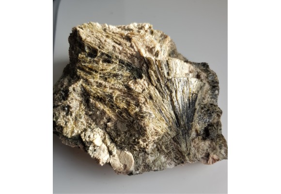 Wielki zrost kryształów epidotu z masywu strzegomskiego