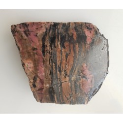 Polerowany okaz rodonitu z Iacobeni w Rumunii