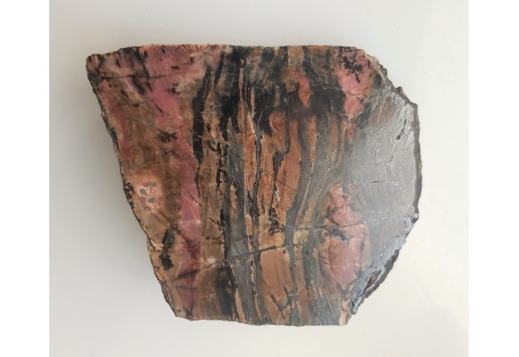 Polerowany okaz rodonitu z Iacobeni w Rumunii