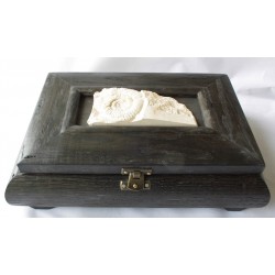 Szkatuła z dębu czarnego (bog oak, Mooreiche) z jurajskim amonitem