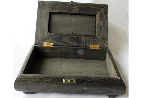 Szkatuła z dębu czarnego (bog oak, Mooreiche) z jurajskim amonitem