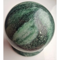 Polerowana kula z unikatowej skały - gnejsu z fuchsytem