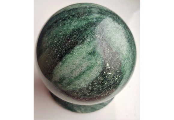 Polerowana kula z unikatowej skały - gnejsu z fuchsytem