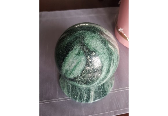 Polerowana kula z unikatowej skały - gnejsu z fuchsytem