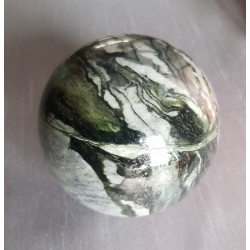 Kula polerowana z kruszconośnego dolomitu/skarnu ze Złotego Stoku