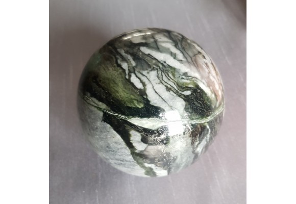 Kula polerowana z kruszconośnego dolomitu/skarnu ze Złotego Stoku