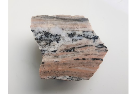 Skała z wrostkami brązowego turmalinu ze złoża Budniki k. Kowar