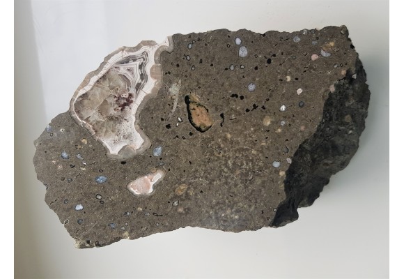 Agat z Lubiechowej w skale macierzystej