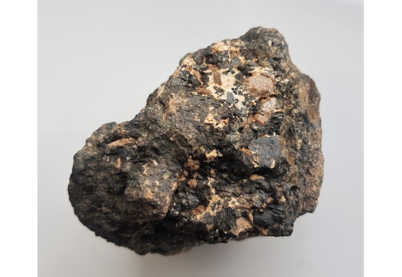 Kryształy tytanitu w grubokrystalicznym amfibolicie z Gór Sowich