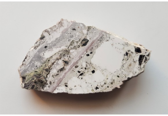 Polerowany okaz magnezytu z Grochowej