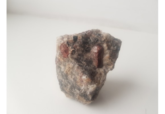 Piękny kryształ cyrkonu w pegmatycie z Madagaskaru