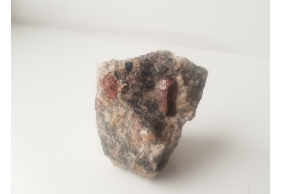 Piękny kryształ cyrkonu w pegmatycie z Madagaskaru