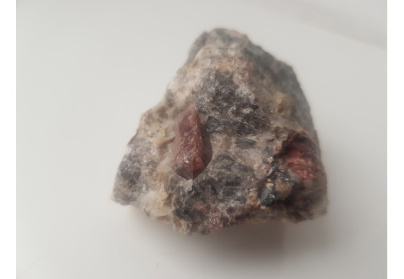 Piękny kryształ cyrkonu w pegmatycie z Madagaskaru