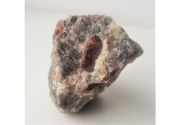 Piękny kryształ cyrkonu w pegmatycie z Madagaskaru