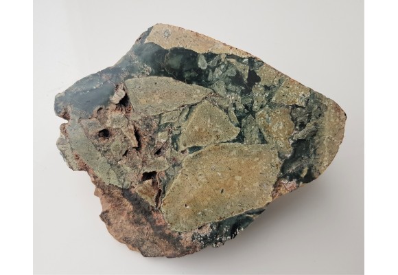 Unikatowa brekcja spojona zielonym kwarcem prazowym z okolic Kamiennej Góry