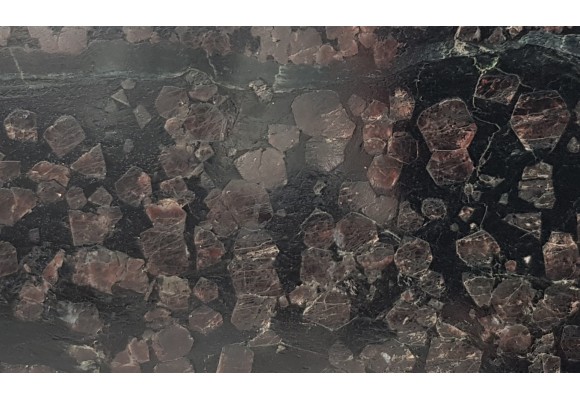 Polerowany okaz granatów w łupku