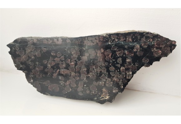 Polerowany okaz granatów w łupku