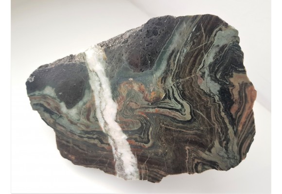 Piękny fałd w skarnie z Kowar