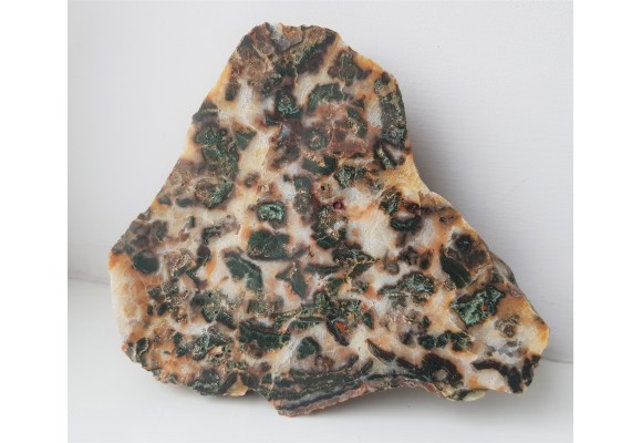 Intensywnie zielony jaspis w białym chalcedonie z aluwiów Nysy Kłodzkiej