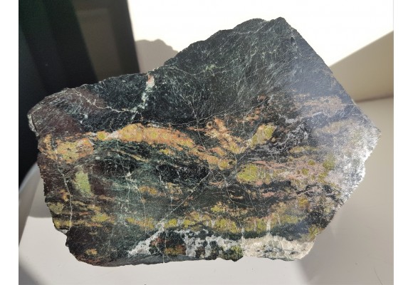 Ozdobna skała z epidotem i hornblendą z Kowar