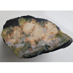 Żyłowa skała z pistacytem z Miedzianki w Sudetach