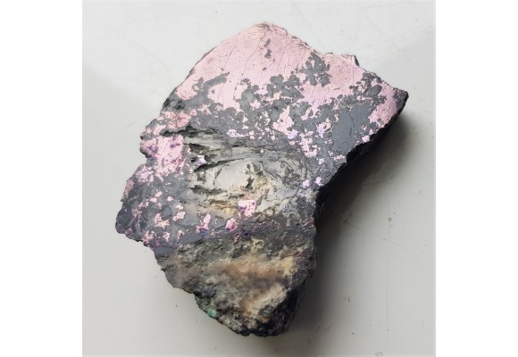 Okaz bornitu w żyle barytowej z Ciechanowic