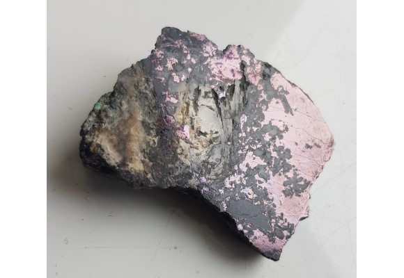 Okaz bornitu w żyle barytowej z Ciechanowic