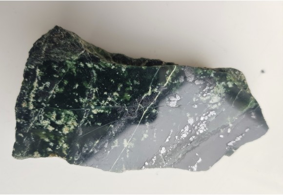 Okaz przeświecającego ofitu z Tąpadeł