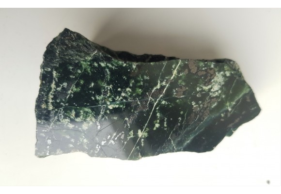 Okaz przeświecającego ofitu z Tąpadeł