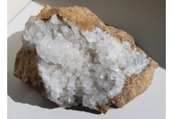 Pustka w dolomicie ze Sławniowic z kryształami kalcytu