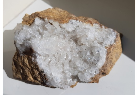 Pustka w dolomicie ze Sławniowic z kryształami kalcytu