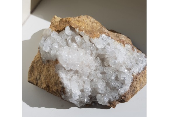 Pustka w dolomicie ze Sławniowic z kryształami kalcytu