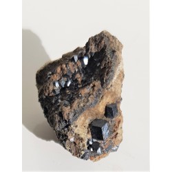 Idealnie, ostro wykształcone kryształy magnetytu z Miedzianki