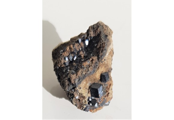 Idealnie, ostro wykształcone kryształy magnetytu z Miedzianki