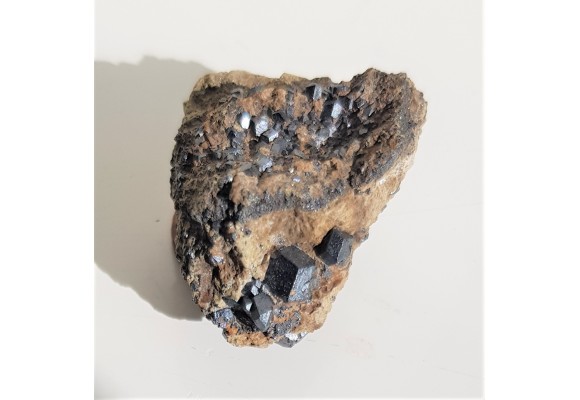 Idealnie, ostro wykształcone kryształy magnetytu z Miedzianki