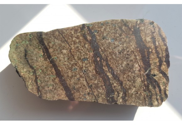 Zieleniec z żyłami hematytu z okolic Starych Bogaczowic